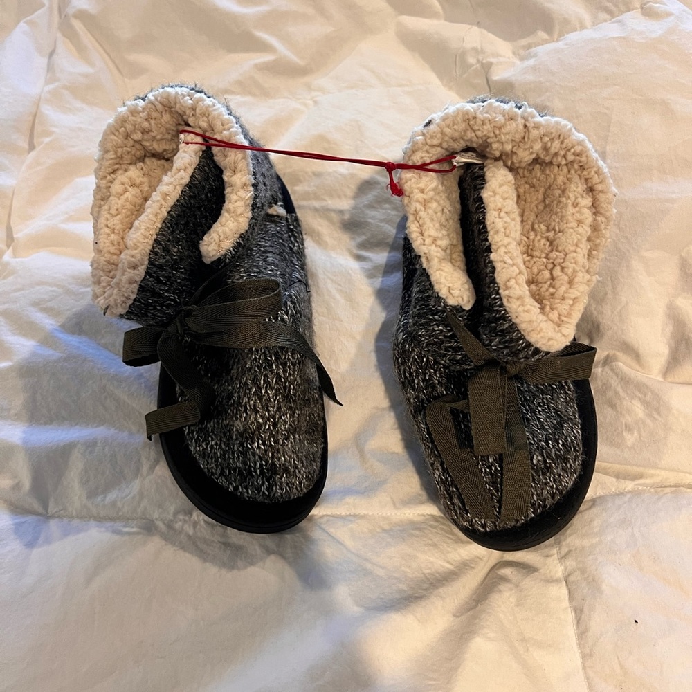 NWT Comfy & Cozy Dearfoam slippers